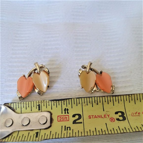 Vintage Lucite Earrings Leaf Clip on Gold Tone Mid Century Heart Leaves MCM - Picture 3 of 3